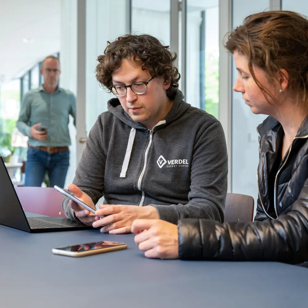 Collega's in overleg met klant