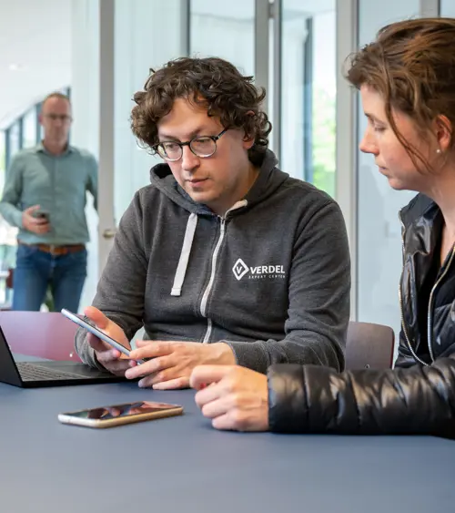 Collega's in overleg met klant