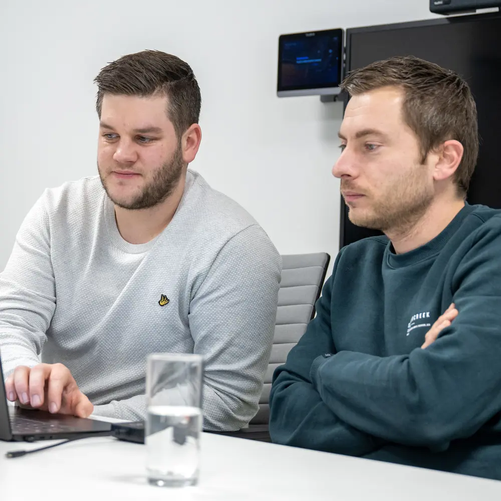 Collega's achter laptop