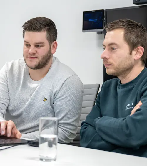 Collega's achter laptop