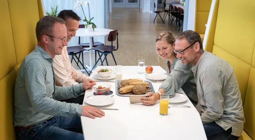 Collega's aan het lunchen
