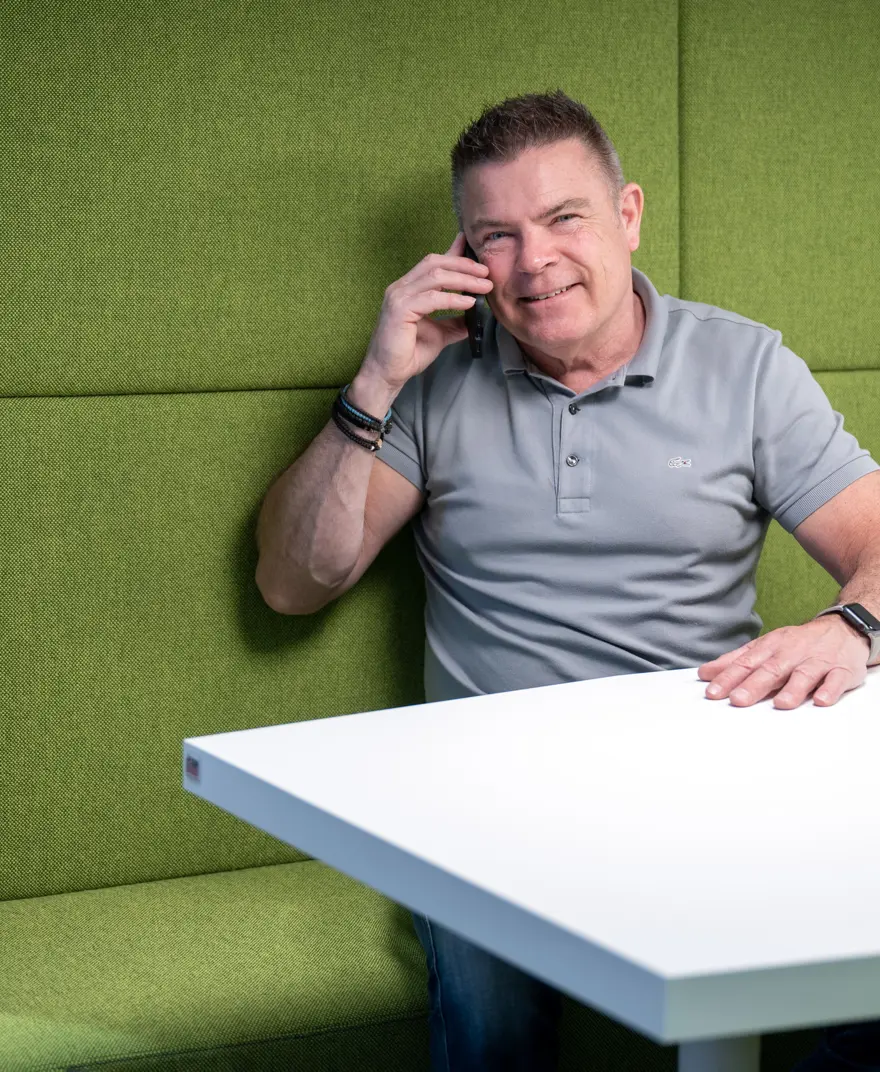 Johan aan de telefoon